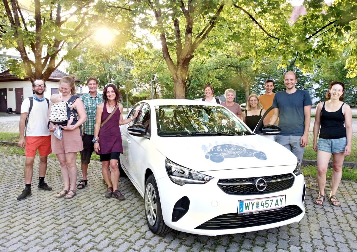 Vereinsmitglieder rund um ein Carsharing-Auto in Waidhofen